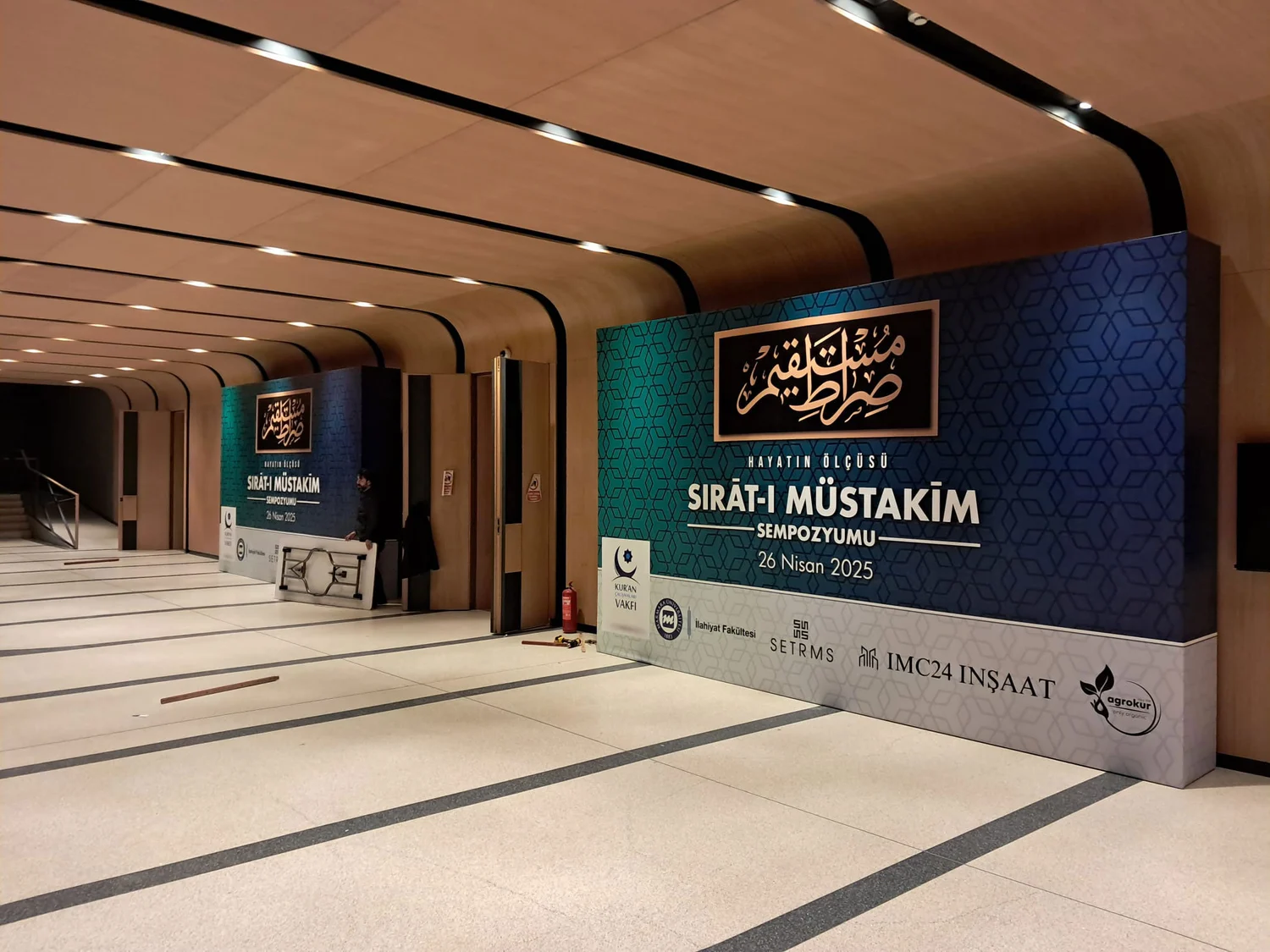 Sempozyum alanı backdrop uygulaması — yapılan işten örnek; ölçü temsili değildir.
