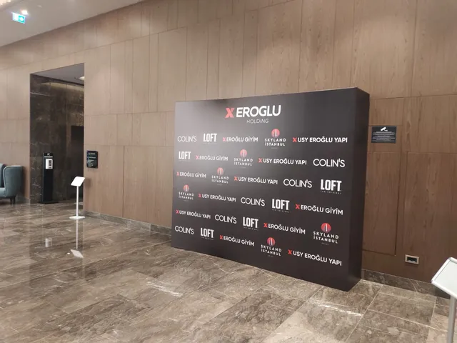 Eroğlu Holding marka duvarı — Eroğlu Holding ve grup markalarının logolarıyla hazırlanan kurumsal fotoğraf fonu.